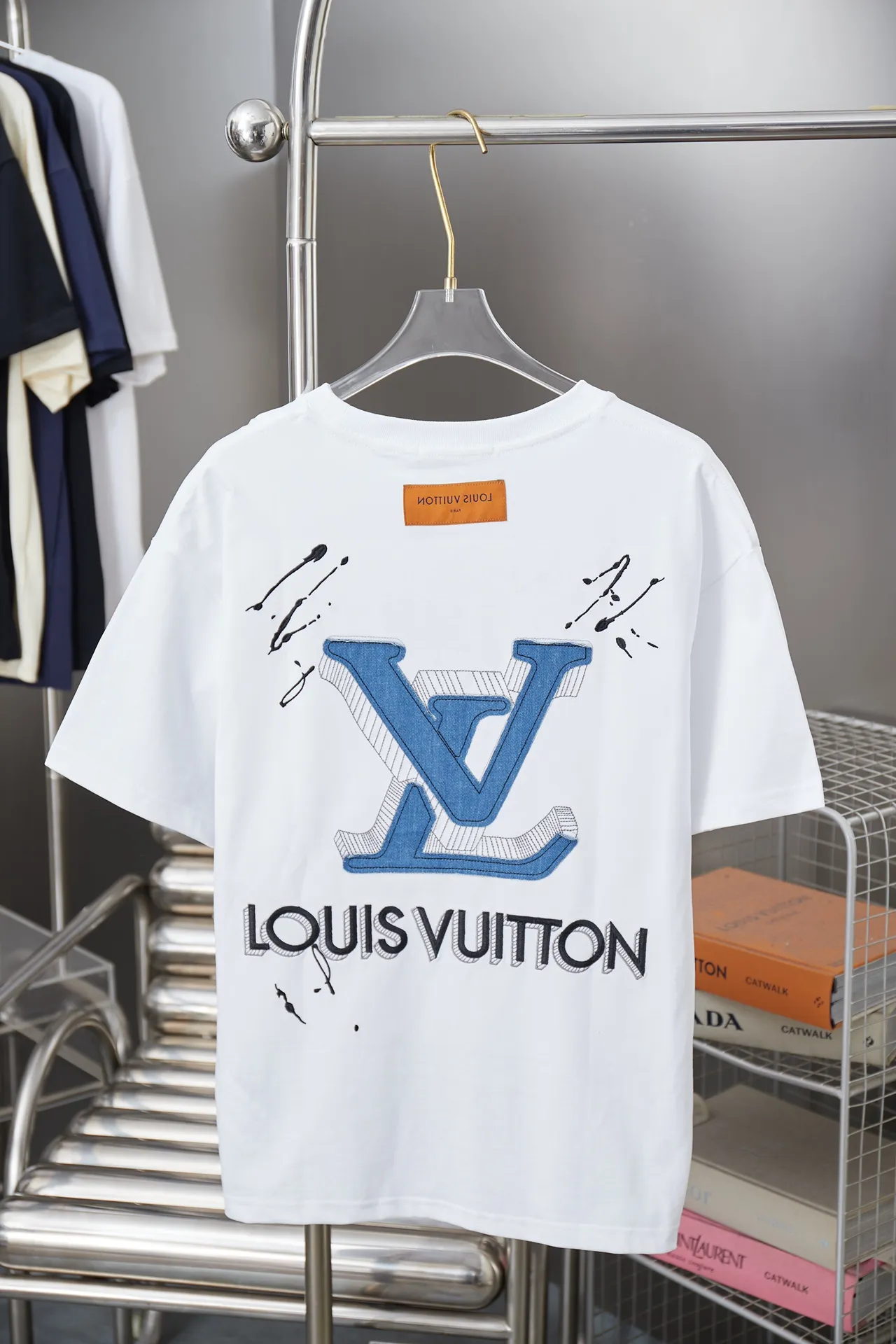 🅿️200 1V 25SS early spring new style denim splicing embroidery LV short sleeves light luxury essential item for daily commuting for men and women correct version welcome to compare detailed features · 320g 100% pure cotton double yarn jersey fabric · Special thickened 32 pieces of double-strand 1X1 thread in the same vat custom dyeing · Denim cutting and splicing ➕Various embroidery craft letters · Double needle stitching across seams · Original main mark, washed tag, brand moisture-proof paper packaging Color: black/white Size: S/M/L/XL